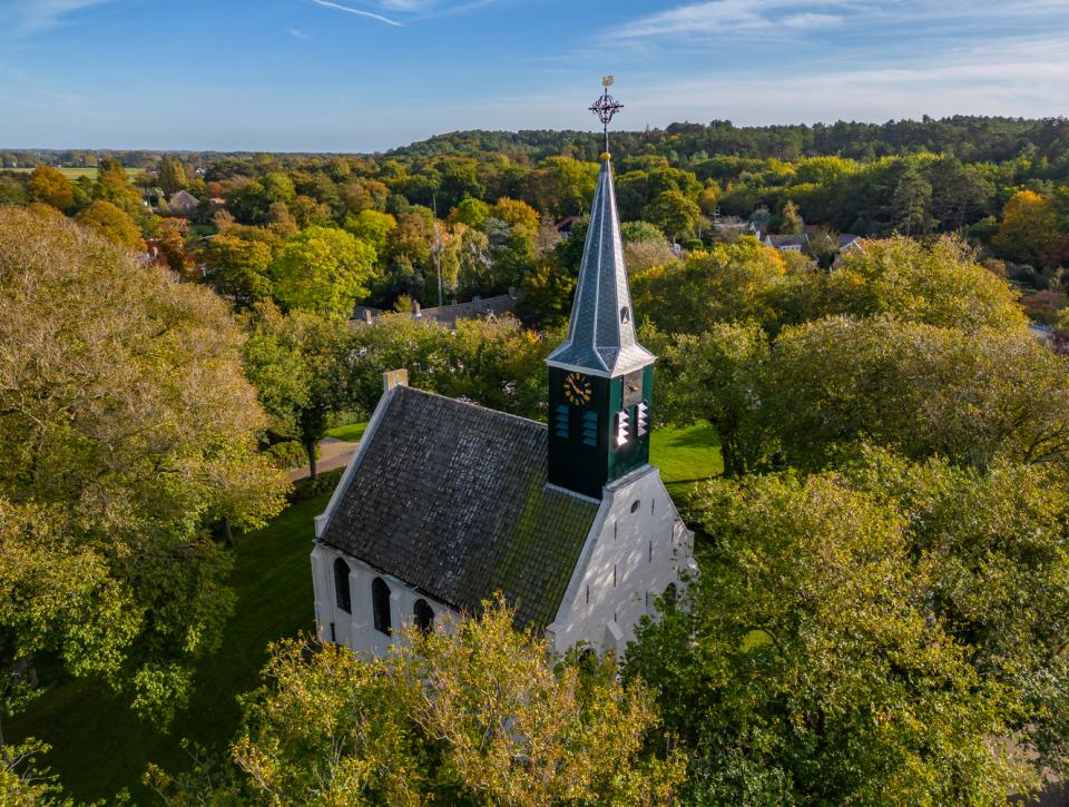 kerk in groet met bomen